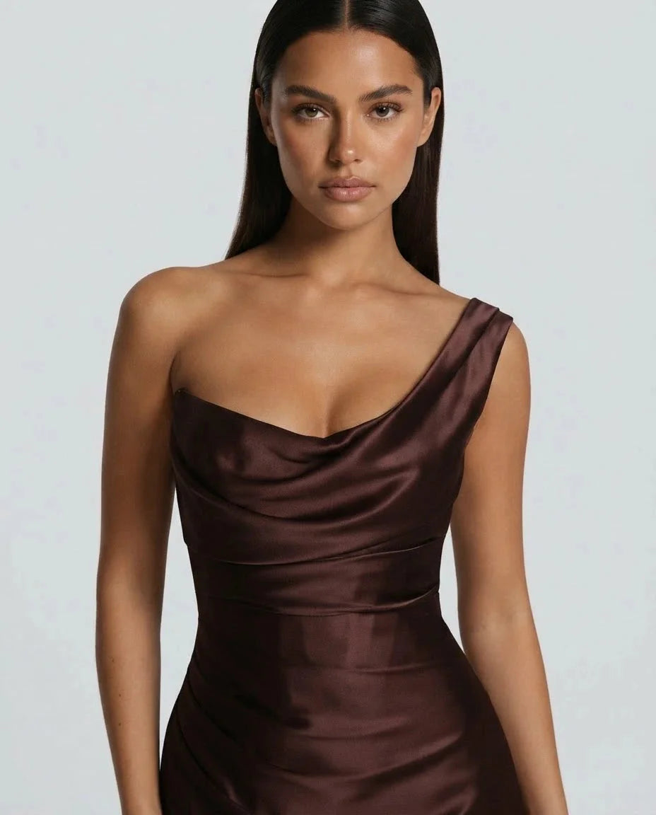 Amarante · La Robe En Satin Drapée À Une Épaule — photo 8